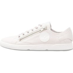 Pataugas JESTER Sneakersy niskie white. Białe trampki i tenisówki damskie marki Pataugas, bez wzorów, ze skóry, bez zapięcia. W wyprzedaży za 412,30 zł.