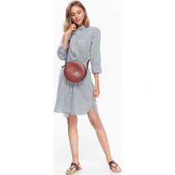 DŁUGA KOSZULA W PASKI Z MODNYM WIĄZANIEM W STYLU JESSICA MERCEDES. Szare koszule wiązane damskie marki Top Secret, w paski, eleganckie, z długim rękawem. Za 64,99 zł.