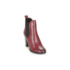 Botki André CLAFOUTI. Czerwone botki damskie Andre, bez obcasa, bez zapięcia. W wyprzedaży za 391,20 zł.