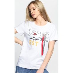 Jasnoszary T-shirt Just a Feeling. Szare bluzki z odkrytymi ramionami marki Born2be, l, z nadrukiem, z okrągłym kołnierzem, z krótkim rękawem. Za 39,99 zł.