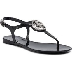 Sandały GUESS - Jaxx FL6JAX RUB21 BLA. Czarne klapki damskie Guess, z aplikacjami, z tworzywa sztucznego, bez obcasa, na obcasie. W wyprzedaży za 229,00 zł.