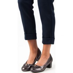 Eleganckie buty na obcasie ALYSSA. Czarne czółenka damskie marki J. STAR, bez wzorów, bez obcasa, na obcasie. Za 32,90 zł.