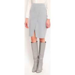 SPÓDNICA REGULARNA DAMSKA GŁADKA. Szare spódniczki damskie Top Secret, na co dzień, na zimę, bez wzorów, eleganckie, ołówkowe. W wyprzedaży za 49,99 zł.