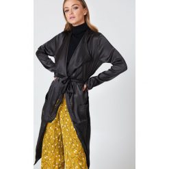Rut&Circle Kurtka Issie - Black. Czarne kurtki damskie marki Rut&Circle, w paski, z poliesteru, bez kaptura. W wyprzedaży za 48,58 zł.