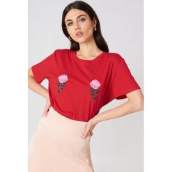 NA-KD T-shirt z haftem w kwiaty - Red. Czerwone t-shirty damskie marki NA-KD, z haftami, z bawełny, z okrągłym kołnierzem. W wyprzedaży za 42,67 zł.
