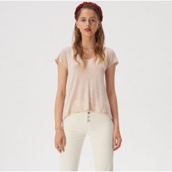 Wiskozowy t-shirt z dekoltem w szpic - Kremowy. Białe t-shirty damskie Sinsay, s, bez wzorów, z wiskozy, bez kołnierzyka. Za 14,99 zł.