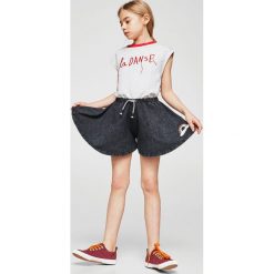 Mango Kids - Szorty dziecięce Flow 110-164 cm. Szare spodenki dziewczęce marki Mango Kids, z haftami, z bawełny, casualowe. W wyprzedaży za 29,90 zł.