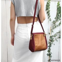 Torebka midi - golden&burgundy colour-. Czerwone torebki klasyczne damskie Pakamera, bez wzorów, ze skóry, na ramię, bez dodatków. Za 106,00 zł.