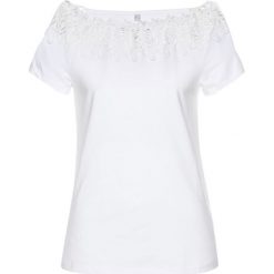 Shirt z dekoltem carmen bonprix biały. Białe koszulki damskie bonprix, w koronkowe wzory, z elastanu, bez kołnierzyka. Za 89,99 zł.