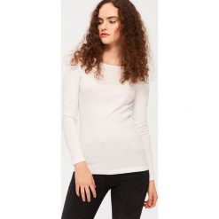 T-shirt z dekoltem w łódkę - Biały. Białe t-shirty damskie Sinsay, s, bez wzorów, bez kołnierzyka. W wyprzedaży za 9,99 zł.