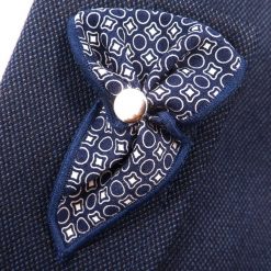 Granatowa wpinka do butonierki w białe geometryczne wzory W42. Białe marynarki męskie Modini Moda Męska, m, bez wzorów, casualowe. Za 26,10 zł.