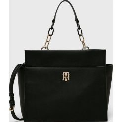 Tommy Hilfiger - Torebka. Czarne torebki klasyczne damskie TOMMY HILFIGER, w paski, ze skóry ekologicznej, casualowe, na ramię, bez dodatków. Za 699,90 zł.