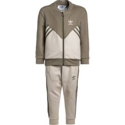 Adidas Originals Bluza rozpinana tracar/clear brown. Zielone bluzy męskie marki adidas Originals, z bawełny. Za 269,00 zł.