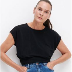 Taliowana krótka bluzka - Czerwony. Czerwone bluzki damskie Reserved, xl, bez wzorów, bez kołnierzyka, z krótkim rękawem. Za 59,99 zł.