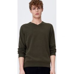Klasyczny sweter z dekoltem w serek - Khaki. Brązowe swetry męskie Sinsay, s, bez wzorów, klasyczne, z dekoltem w serek, bez kaptura. Za 39,99 zł.