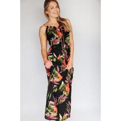 Maxi czarna sukienka w kwiaty z fantazyjną stójką NATALIE. Czarne sukienki damskie Endoftheday, na lato, s, z nadrukiem, z wiskozy, ze stójką, z długim rękawem, długie, mini, dopasowane. Za 119,00 zł.