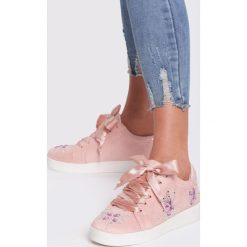 Różowe Sneakersy Turn To Left. Różowe sneakersy damskie Renee, z satyny. Za 49,99 zł.