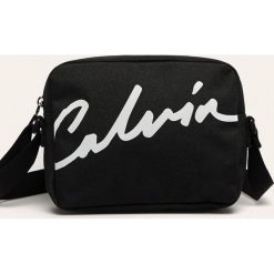 Calvin Klein Jeans - Torebka. Czarne listonoszki damskie Calvin Klein Jeans, w paski, z poliesteru, na ramię, małe, z nadrukiem, bez dodatków. Za 229,90 zł.