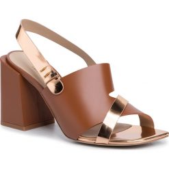 Sandały FURLA - Sculpt 1050613 S YC64 W31 Caramello. Żółte klapki damskie Furla, bez wzorów, ze skóry ekologicznej, bez obcasa, na obcasie. Za 1079,00 zł.