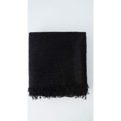 Postrzępiona chustka basic. Czarne szaliki damskie Pull&Bear, bez wzorów. Za 69,90 zł.