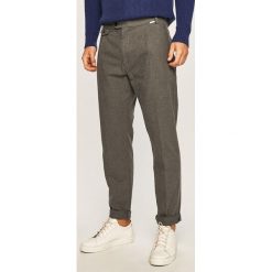 Calvin Klein - Spodnie. Niebieskie spodnie męskie Calvin Klein, na co dzień, bez wzorów, z bawełny. W wyprzedaży za 379,90 zł.