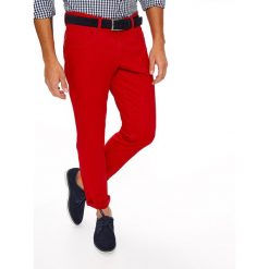 SPODNIE MĘSKIE O DOPASOWANYM KROJU Z GŁADKIEJ TKANINY. Czerwone spodnie męskie Top Secret, na co dzień, na lato, m, bez wzorów, z bawełny, eleganckie. W wyprzedaży za 59,99 zł.