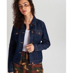 Kurtka jeansowa - Granatowy. Niebieskie kurtki damskie Cropp, s, bez wzorów, z jeansu, bez kaptura. Za 99,99 zł.