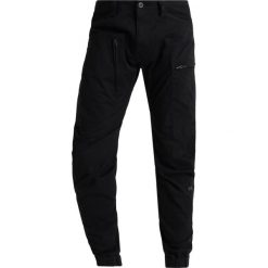 GStar POWEL 3D TAPERED CUFFED Bojówki dark black. Czarne spodnie męskie marki G-Star, m, bez wzorów, z elastanu. W wyprzedaży za 391,30 zł.