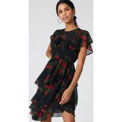 Sukienki: NA-KD Boho Asymetryczna sukienka z falbaną – Multicolor