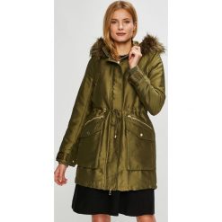 Guess Jeans - Parka. Zielone kurtki damskie Guess Jeans, s, z aplikacjami, z elastanu, długie, z kapturem. W wyprzedaży za 479,90 zł.