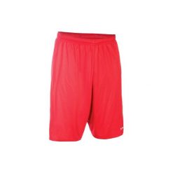 Spodenki do koszykówki SH100. Czerwone bermudy męskie TARMAK, ze skóry. Za 24,99 zł.