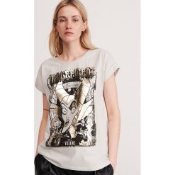 T-shirt Maleficent - Jasny szary. Szare t-shirty damskie Reserved, s, bez wzorów, bez kołnierzyka. Za 39,99 zł.