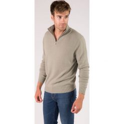 Kaszmirowy sweter w kolorze piaskowym. Brązowe swetry męskie Just Cashmere, m, bez wzorów, z kaszmiru, ze stójką, bez kaptura. W wyprzedaży za 395,95 zł.