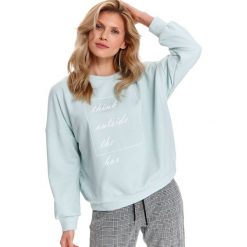Bluza damska z okrągłym dekoltem, ozdobiona nadrukiem. Zielone bluzy damskie Top Secret, na wiosnę, z nadrukiem, z bawełny, bez rękawów, bez kaptura. W wyprzedaży za 89,99 zł.