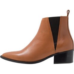 E8 BY MIISTA ULA Ankle boot tan. Pomarańczowe botki damskie marki E8 BY MIISTA, ze skóry ekologicznej, bez obcasa, bez zapięcia. Za 549,00 zł.