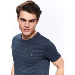 T-SHIRT KRÓTKI RĘKAW MĘSKI GŁADKI, Z FAKTURĄ. Niebieskie t-shirty męskie Top Secret, na lato, s, bez wzorów, z dzianiny, eleganckie, bez kołnierzyka, krótkie. W wyprzedaży za 24,99 zł.