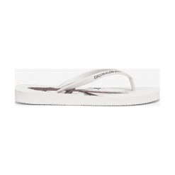 Calvin Klein Dorinda Japonki Biały. Białe klapki damskie Calvin Klein, w paski, z jeansu, bez obcasa. Za 131,95 zł.