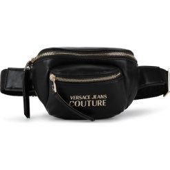 Saszetka nerka VERSACE JEANS COUTURE - E1VUBBQ6 71282 899. Czarne nerki damskie Versace Jeans Couture, bez wzorów, z jeansu, młodzieżowe, bez dodatków. Za 699,00 zł.