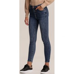 Niebieskie Jeansy Skinny Shirinthine. Niebieskie jeansy damskie Renee, bez wzorów, z jeansu. Za 119,99 zł.