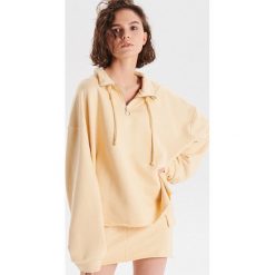 Dresowa spódnica mini - Beżowy. Brązowe spódniczki damskie Cropp, s, bez wzorów, z dresówki, mini. Za 59,99 zł.