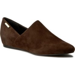 Półbuty CALVIN KLEIN - Magna E2872 Coffee Bea. Pomarańczowe półbuty damskie Calvin Klein, na co dzień, bez wzorów, z zamszu, bez obcasa, na obcasie, bez zapięcia. W wyprzedaży za 329,00 zł.