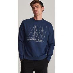 Bluza z nadrukiem - Granatowy. Niebieskie bluzy męskie Reserved, s, z nadrukiem, bez kołnierzyka, bez rękawów, bez kaptura. W wyprzedaży za 63,99 zł.