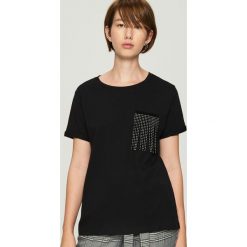 T-shirt z aplikacją - Czarny. Czarne t-shirty damskie marki Sinsay, l, z aplikacjami. Za 29,99 zł.