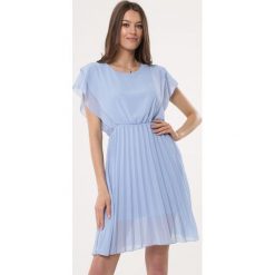 Jasnoniebieska Sukienka Charmer. Niebieskie sukienki damskie Born2be, na wesele, s, bez wzorów, z okrągłym kołnierzem, bez rękawów, plisowane. Za 89,99 zł.