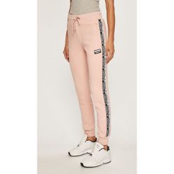 Adidas Originals - Spodnie. Różowe spodnie damskie adidas Originals, bez wzorów, z elastanu, casualowe. Za 229,90 zł.