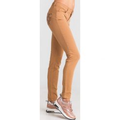 JEANSY DIVINE SLIM FIT BOTTOM UP LIU JO. Szare jeansy damskie Liu Jo, bez wzorów, z elastanu. Za 521,40 zł.