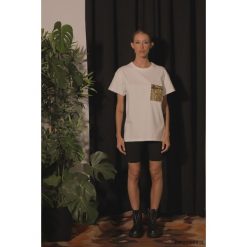 T-shirt biały/złota kieszeń. Żółte t-shirty damskie Pakamera, bez wzorów, klasyczne, z klasycznym kołnierzykiem. Za 149,00 zł.