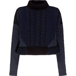 Top HIGH PLUSH Granatowy. Niebieskie topy damskie High, z aplikacjami, z dzianiny, z golfem, z krótkim rękawem. W wyprzedaży za 930,00 zł.