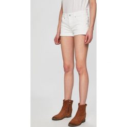 Pepe Jeans - Szorty. Białe szorty damskie Pepe Jeans, bez wzorów, z elastanu, casualowe, z obniżonym stanem. W wyprzedaży za 159,90 zł.