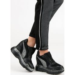 CZARNE SNEAKERSY Z BROKATEM VICES. Czarne trampki i tenisówki damskie vices, bez wzorów, bez zapięcia. Za 139,90 zł.